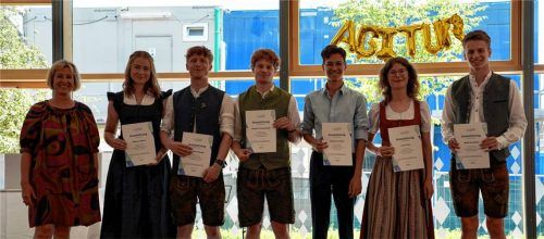 Schulleiterin Sigrid Rechenauer mit den Jahrgangsbesten: (von links) Rebecca Köhrer, Elias Schneeberger, Valentin Schneeberger, Christian Csordas, Laura Paas und Jakob Scharbert. Foto re