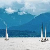 Zehn Segler im Wettstreit auf dem Chiemsee