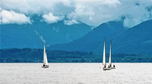 Segelboote auf dem Chiemsee: Zum Jubiläum des Chiemsee-Touring Yachtclubs trafen sich zehn Segler zu einer Regatta auf dem Wasser.Foto (Symbolfotos) dpa