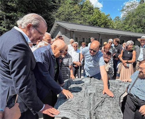 Sehbehinderte testen das Tastmodell der Herreninsel. Auch der Präsident des Lions-Clubs Chiemsee-Westufer, Bertrand Koller, legte Hand auf.