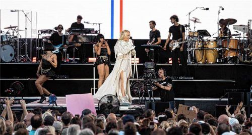 Sehnsüchtig erwartet: mit weißem Walle-Kleid auf der Bühne. Fotos Stephan Franz