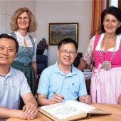 Beeindruckt von den Damen im Dirndl