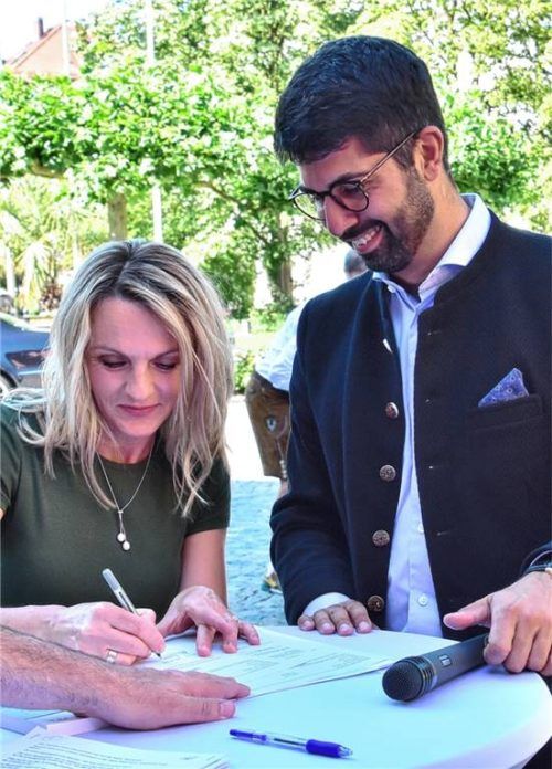 Senca Kamberovic unterschrieb während der Veranstaltung neben Oberbürgermeister Abuzar Erdogan ihre Einbürgerungsurkunde. Foto  schlecker