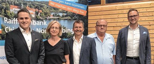 Sie tragen Verantwortung (von links): Stefan Schnellinger (Vorstandsvorsitzender), Theresia Kraus (Aufsichtsratsvorsitzende), Bürgermeister Josef Huber und Gemeinderat Franz Pürner – beide wieder in den Aufsichtsrat gewählt – sowie Tobias Weidinger (Vorstand). Foto Emmy Künzner-Hingerl