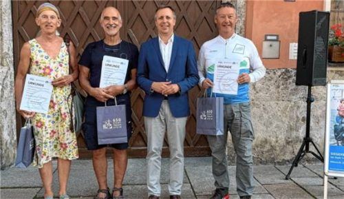 Siegerehrung der Gewinner des Einzelradelns: (von links) Helena Eckhardt, Marc Stocker, Oberbürgermeister Dr. Christian Hümmer und Jürgen Mayer. Foto Große Kreisstadt Traunstein