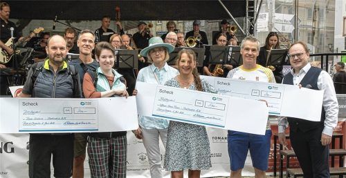 Siegerehrung des Stadtradelns: (von links) Der Fahrradbeauftragte der Marktgemeinde Prien, August Pflugfelder, und Projektleiterin Martina Lehmann (Mitte) gratulieren gemeinsam mit dem Bürgermeister der Marktgemeinde Prien, Andreas Friedrich (rechts), den diesjährigen Gewinnerteams. Stellvertretend nehmen Marcus Seiffer und Martina Sänger-Seiffer (Team Leonie), Annemarie Schunk (Offenes Team Prien) sowie Wini Kober (RFV 1893 Prien) die symbolischen Schecks entgegen.Foto berger