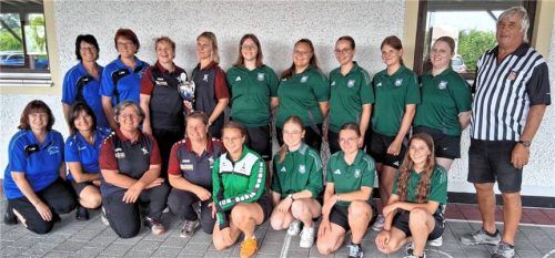 Siegerehrung im Stocksport-Bezirkspokal der Damen mit dem Gewinner EC Bad Feilnbach (mit Pokal).Foto Albert Kamhuber