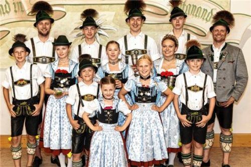 Siegerfoto 2026: (vordere Reihe, von links) Luca Reiner, Lena Altmann, Johannes Reiter, Viktoria Reiter, Anna Gabriel, Hannah Schmiedhuber, Theresa Reiter und Leonhard Thaurer sowie (hintere Reihe, von links) Sepp Reiter, Marinus Kirchlechner, Anton Reiter, Peter Kink junior und Vorsitzender Stefan Thaurer. Foto  Faltermaier