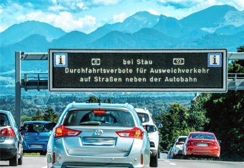 So etwas wie eine unverbindliche Empfehlung? Viele Autofahrer lassen sich von den Hinweisen an den Autobahnen nicht aufhalten. Foto Imago