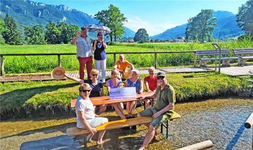 So lassen sich Rekordtemperaturen aushalten: Mitglieder des Aschauer Kneipp-Vereins beim Stammtisch im Wasser. Foto re