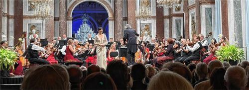 Sopranistin Elisabeth Breuer und das Orchester der KlangVerwaltung unter Dirigent Kent Nagano entführten auf Schloss Herrenchiemsee in „himmlische Sphären“. Foto kirchner