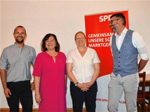 SPD-Ortsvorsitzender Tobias Gasteiger (von links) mit den Bundestagsabgeordneten Dr. Bärbel Kofler und Dagmar Schmidt sowie Bürgermeister Stefan Kattari. Foto Eder