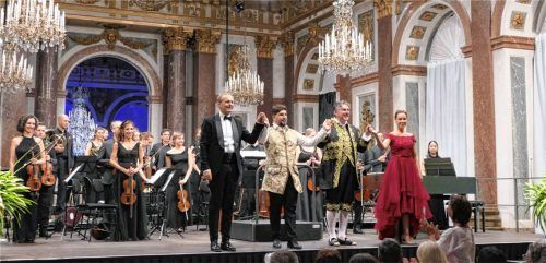 Spielten und sangen Mozart auf Augenhöhe: (von links) die Münchener Hofkapelle unter der Leitung von Rüdiger Lotter, Daniele Terenzi, Thomas E. Bauer und Lenneke Ruiten. Foto Prokop