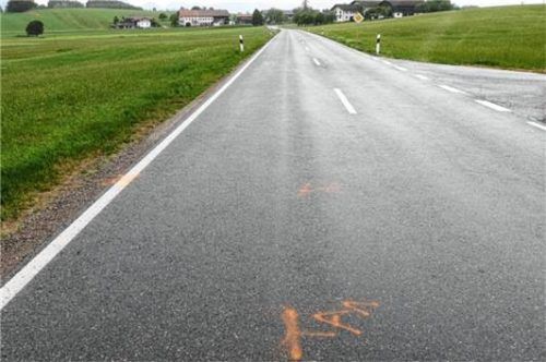 Spuren eines tragischen Verkehrsunfalls: Etwa 200 Meter nach dem Ortsausgang von Schralling (oben im Foto) kam am Samstag ein 34-jähriger Radfahrer ums Leben. Foto Peter Huber