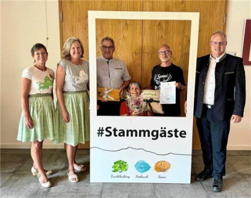 Stammgäste: Stefanie Wieshuber (Tourist-Information), Christiane Lindlacher (Leiterin der Tourist-Information), Hans Regnauer, Michaela und Frank Wenske und Bürgermeister Martin Bartlweber. Foto Gemeinde Seeon-Seebruck