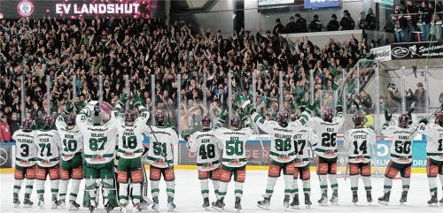 Starbulls-Spieler und -Fans feiern in Landshut: Schaffen die Rosenheimer das auch am dritten Spieltag?Foto Georg Gerleigner