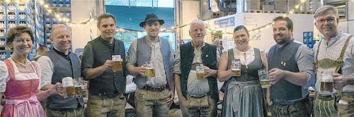 Stießen auf das Herbstfest an: (von links) Annemarie Kamhuber-Hartinger, Stefan Staudinger, Manuel Scheyerl, Alexander Schmid, Schorsch Lettl, Barbara Lohmeier-Opper, Bürgermeister Dr. Florian Haas und Lois Unertl. Fotos Meindl