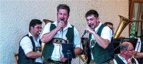 Stimmgewaltig: Toni Döllerer (links) und Wolfgang Kaindl junior übernahmen den Gesang bei Oimaras „Wackelkontakt“. Foto  Flug