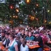 <p>Stimmungsvoll wird es am Abend, wenn die Lichter im Schlosspark den Biergarten in Szene setzen.</p>