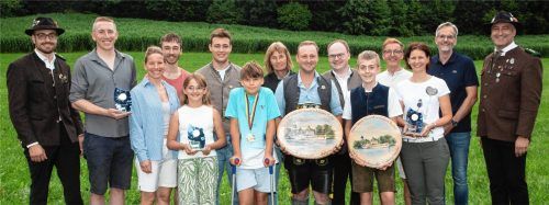 Stolz und treffsicher: Die Sieger des Priener Marktschießens 2026 präsentieren ihre Trophäen. Foto Anita Berger