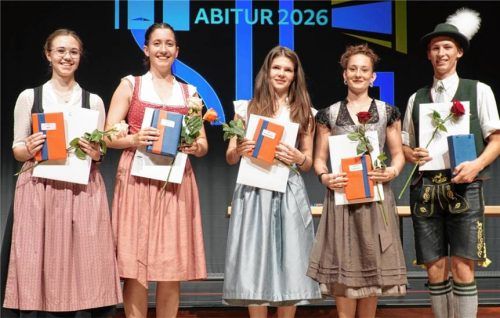 Stolze Abiturienten: (von links) Julia Stitzl, Franziska Nick, Mia Bauernschmitt, Lou-Ann Ledtermann und Christoph Ramsteiner. Foto re