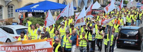 Streik der Molkereibeschäftigten: Der Demozug bewegt sich durch die Wasserburger Herrengasse. Foto Rieger