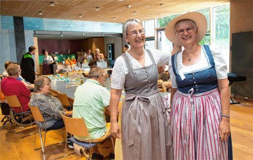 Symbolischer Akt: Beate Bolz, Leiterin der Ökumenischen Sozialstation Prien (links), setzt Katrin Pertl den Hut als verantwortliche Leiterin der Zeitinsel auf. Foto Foto Berger