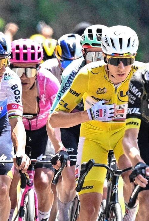 Tadej Pogacar (gelbes Trikot) hat eine Verlegung der Tour angeregt. Ralph Denk zeigt sich im Podcast offen für den Vorschlag.Foto IMAGO / Photo News