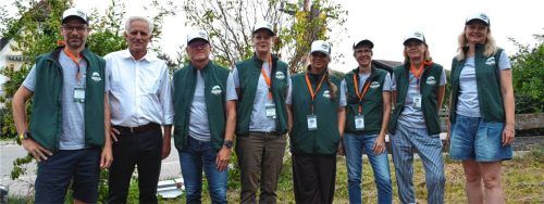 Teamleiter Quirin Reichelt (von links) mit dem Vorsitzenden des Ökomodells, Stefan Schneider, und dem Team der Achental-Rangers. Sie sind nun bei schönem Wetter in den Bergen und den Filzen unterwegs. Foto Eder