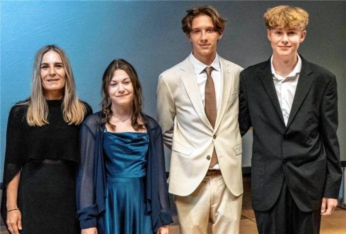 Top-Noten: Klassenlehrerin Christina Stockhammer (von links) mit den drei Klassenbesten Maria Köhler (1,0), Kilian Hofner und Luis Bauhofer (beide 1,7). Foto Ludwig Flug