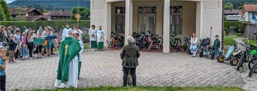 Tretbulldogs, Kettcars und Kinderwagen: Pfarrkirche St. Martin segnet Kinderfahrzeuge. Foto re