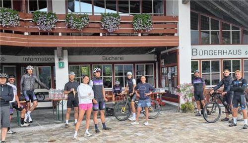 Trotzten dem Regen: Die erfolgreichen Tester trafen sich am Dorfplatz in Schleching. Foto Wunderlich