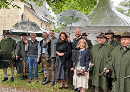 Trotzten dem Regen: Franz Bauer, Geschäftsführer Tourismus bei der Chiemgau GmbH (ab Vierter von links), Landrat Andreas Danzer, Staatsministerin Michaela Kaniber, Landtagsmitglied Konrad Bauer und Dr. Birgit Seeholzer, Geschäftsführerin der Chiemgau GmbH, umringt von Mitgliedern der Rupertiwinkler Jagdhornbläser. Foto re