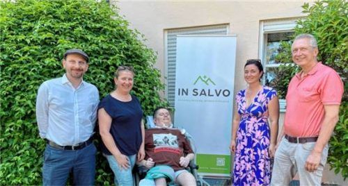 Übergabe einer 2.000-Euro-Spende: (von links) Sebastian Titz, Inhaber und Gründer der „In Salvo Außerklinischen Intensivpflege“, Pflegedienstleiterin Sonja Oberleitner, die Manuel überwiegend betreut, Manuel Maier, Schirmherrin Veronika Hümmer und Christian Kleinert aus der Stadtverwaltung. Foto 2026 OVB