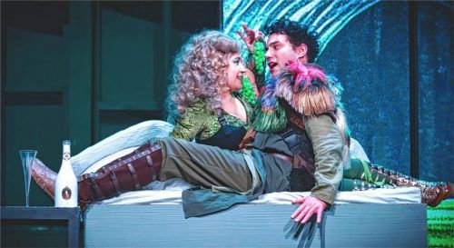 Überzeugend: Papagena (Karina Benalcázar) und Papageno (Sebastian Seitz) in der „Zauberflöte“. Foto weiss
