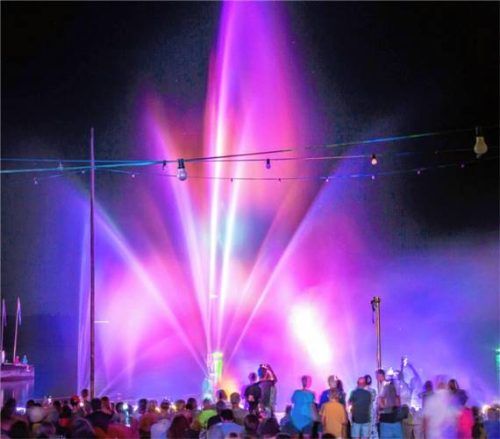 Um 22 Uhr startete am See die fulminante Lichtshow. Fotos Berger