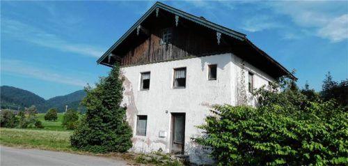 Um den Abriss dieses unbewohnten Gebäudes an der Tiroler Straße und den anschließenden Neubau eines Mehrfamilienhauses zu ermöglichen, beschloss der Gemeinderat die Einleitung eines Verfahrens zur Änderung des Flächennutzungsplans. Foto Hauser