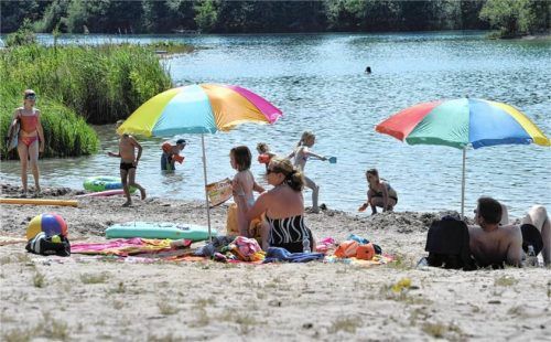 Um einem Zerkarien-Befall vorzubeugen, sollten längere Aufenthalte im Flachwasserbereich und an pflanzenreichen Uferzonen vermieden werden. Foto imago stock&people