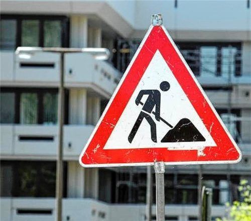 Umleitungen und Straßensperren werden im August nötig, weil an der Einmündung der Poststraße in die Staatsstraße St2095 in Chieming ein neuer Kreisverkehr gebaut wird. Foto dpa