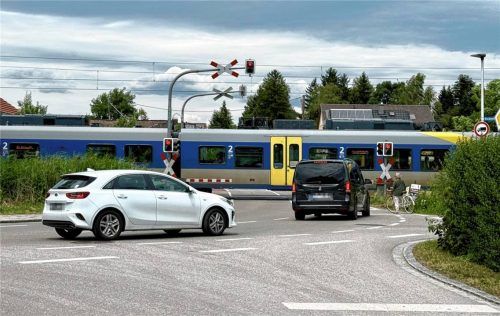 Unseren täglichen Stau gib uns heute: Da die Ortsdurchfahrt von Großkarolinenfeld für Monate gesperrt ist, muss ein Großteil des Verkehrs über den Bahnübergang, der teilweise für mehrere Züge nacheinander minutenlang geschlossen bleibt. Lange Schlangen sind die Folge.