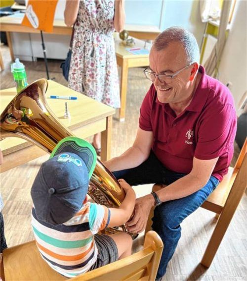 Unter der Anleitung erfahrener Musiker können die Kinder verschiedene Instrumente ausprobieren. Foto Trachtenblaskapelle ramsau