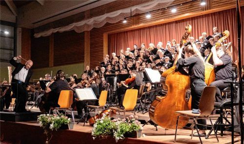 Unter der Leitung von Felix Spreng boten der Liederkranz Rohrdorf, die Apostelsingers Rosenheim und die Bad Reichenhaller Philharmoniker einen Konzertabend der ganz besonderen Klasse. Foto Thomae