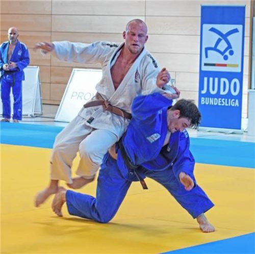 Valentin Larasser (in Blau) siegte im Vorjahr gegen Großhadern. Foto KSV Bad Aibling