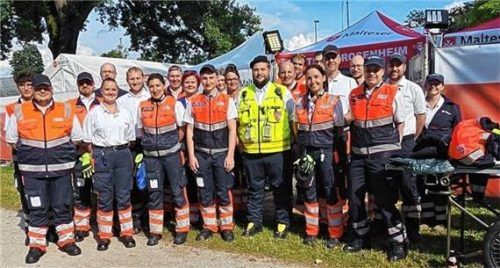 Viele ehrenamtliche Einsatzkräfte des vergangenen Jahres sind auch diesmal wieder unter der Einsatzleitung von Kevin Braun (Mitte, gelbe Jacke) für die medizinische Sicherheit auf dem Festivalgelände im Einsatz. Foto Malteser
