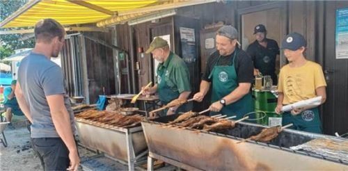 Viele ehrenamtliche Helfer haben frisch gegrillte Steckerlfische am Stand zubereitet. Foto Giesen