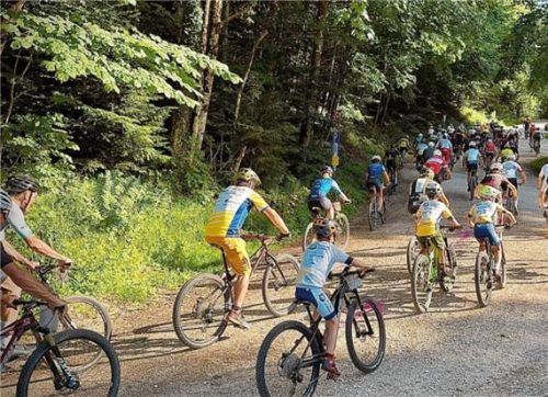 Viele Fahrerinnen und Fahrer versammelten sich am Start des 20. MTB-Bergrennens „Kampenkönig“. Foto RFV Prien