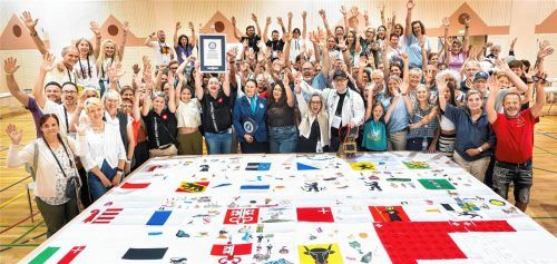 Viele kleine Motive bilden am Ende ein großes Wandbild: Hunderte Menschen beteiligten sich am Weltrekord im Sticken im Schweizer Hergiswil. Foto Eveline Beerkircher