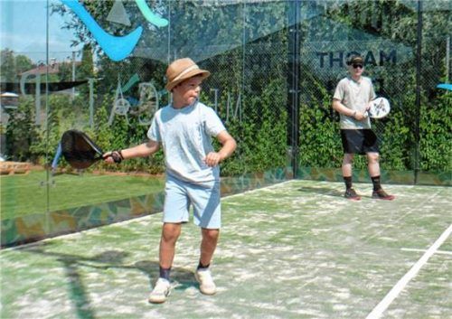 Volle Konzentration, Blick auf den Ball – und den Strohhut gegen die Sonne nicht vergessen.