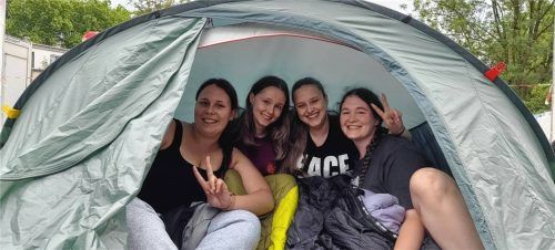 (Von links): Lea, Maria, Alya und Franzi wollen bei Sarah Connor in der ersten Reihe sein – und campen dafür schon seit dem Abend vor dem Konzertgelände vom Rosenheimer Sommerfestival. Foto Mischner/ IMAGO / Eibner