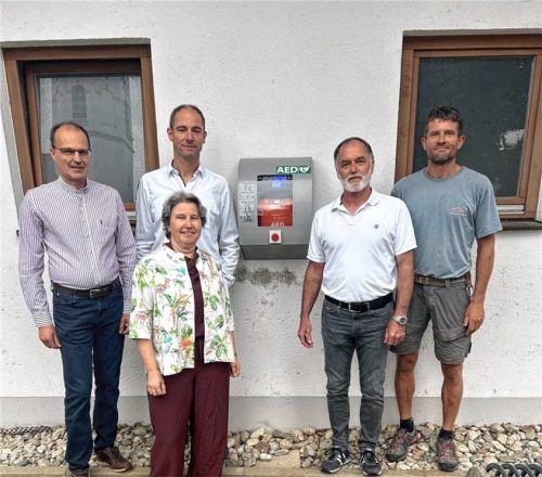 Von links: Stefan Feichtlbauer, Brigitte Straßer, Toni Gnadl, Tom Hagl und Florian Röthinger stehen vor dem neu angebrachten Defibrillator am Rottauer Pfarrhof. Foto Adersberger